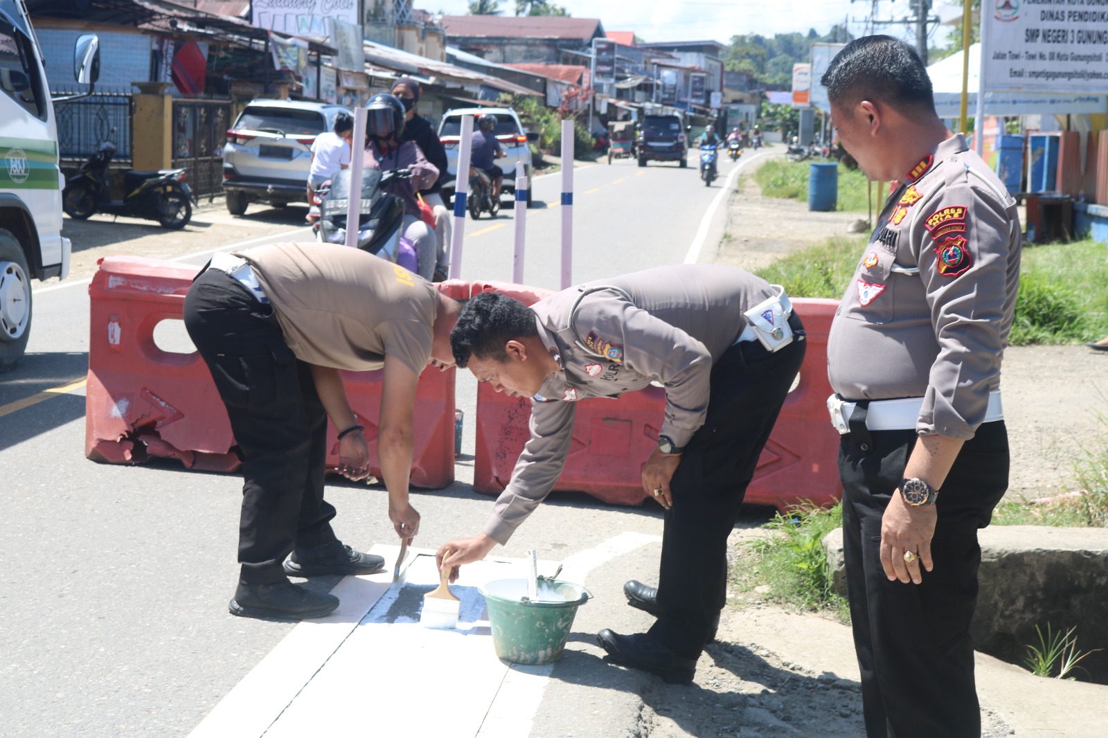 Sat Lantas Polres Nias Lakukan Pengecatan Zebra Cross Demi Keselamatan Pelajar