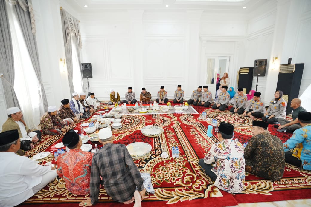 Kunjungi Buntet Pesantren Cirebon, Kapolri Silaturahmi ke Dewan Sepuh hingga Resmikan Pondok