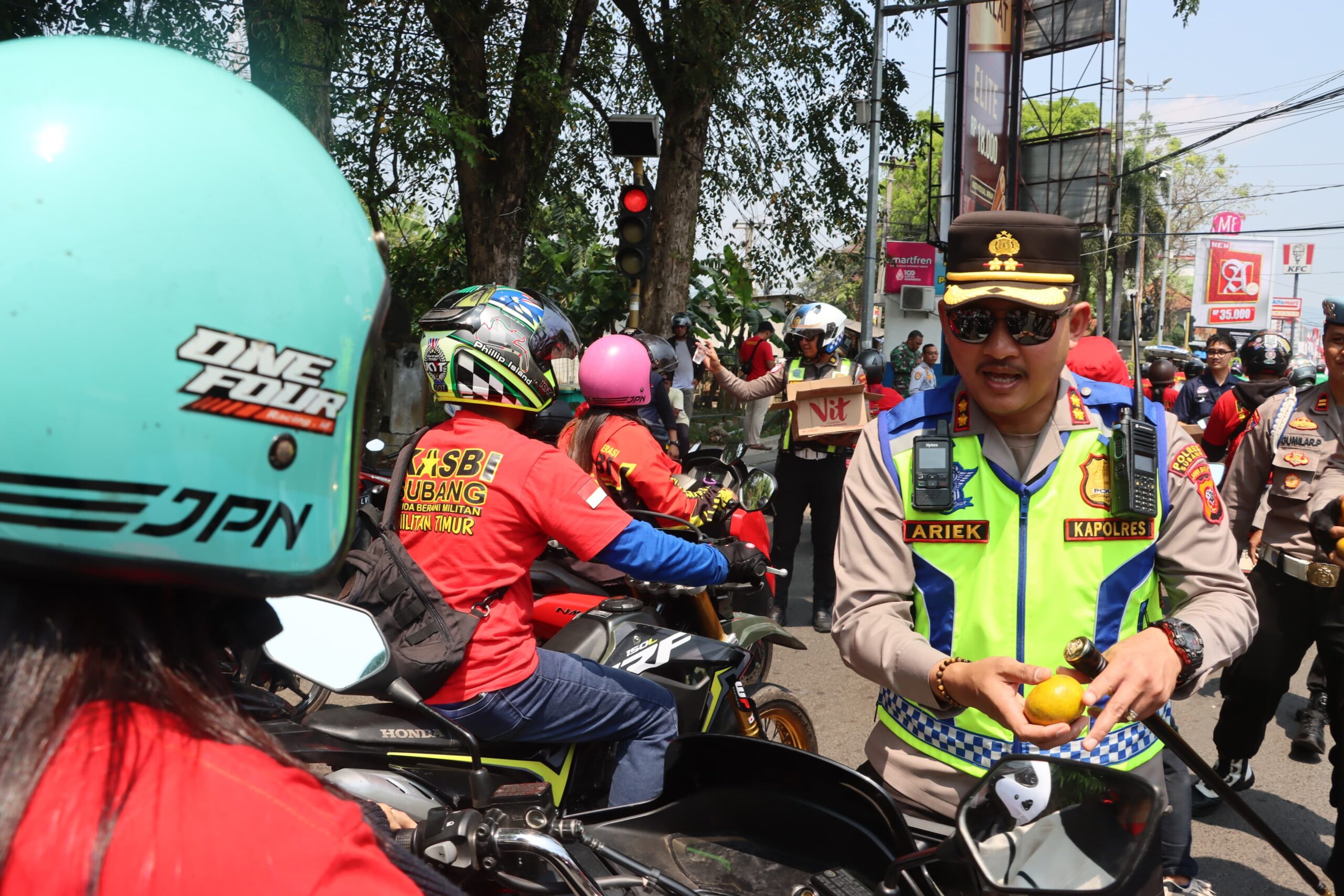 Aksi Humanis Kapolres, Wakapolres dan Polwan, dan Turun Langsung Bagikan Buah dan Air kepada Buruh di Hari Buruh Internasional
