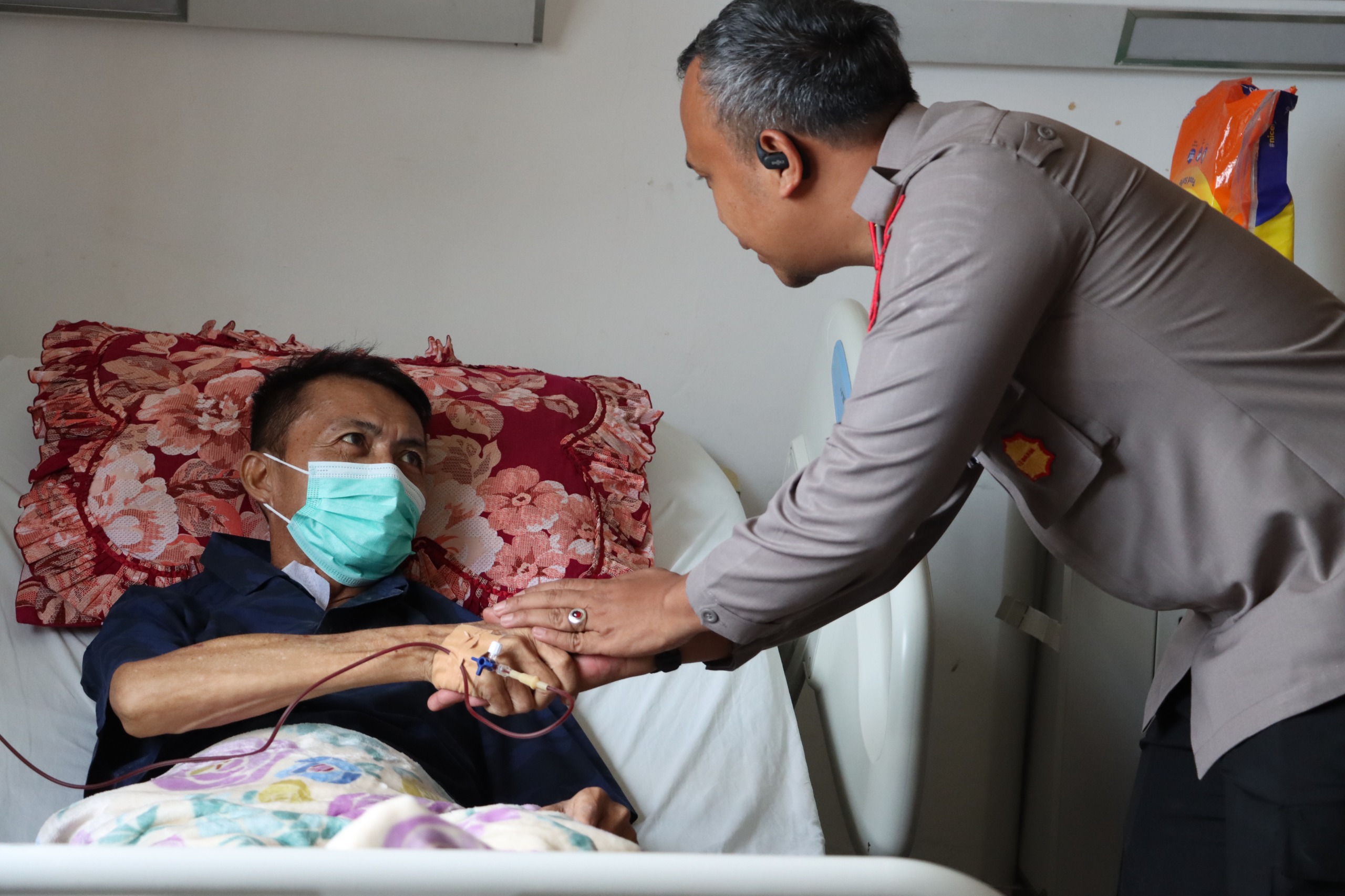 KAPOLRES NIAS DAN PJU KUNJUNGI KABAG LOGISTIK YANG SEDANG DIRAWAT DI RS THOMSON GUNUNGSITOLI