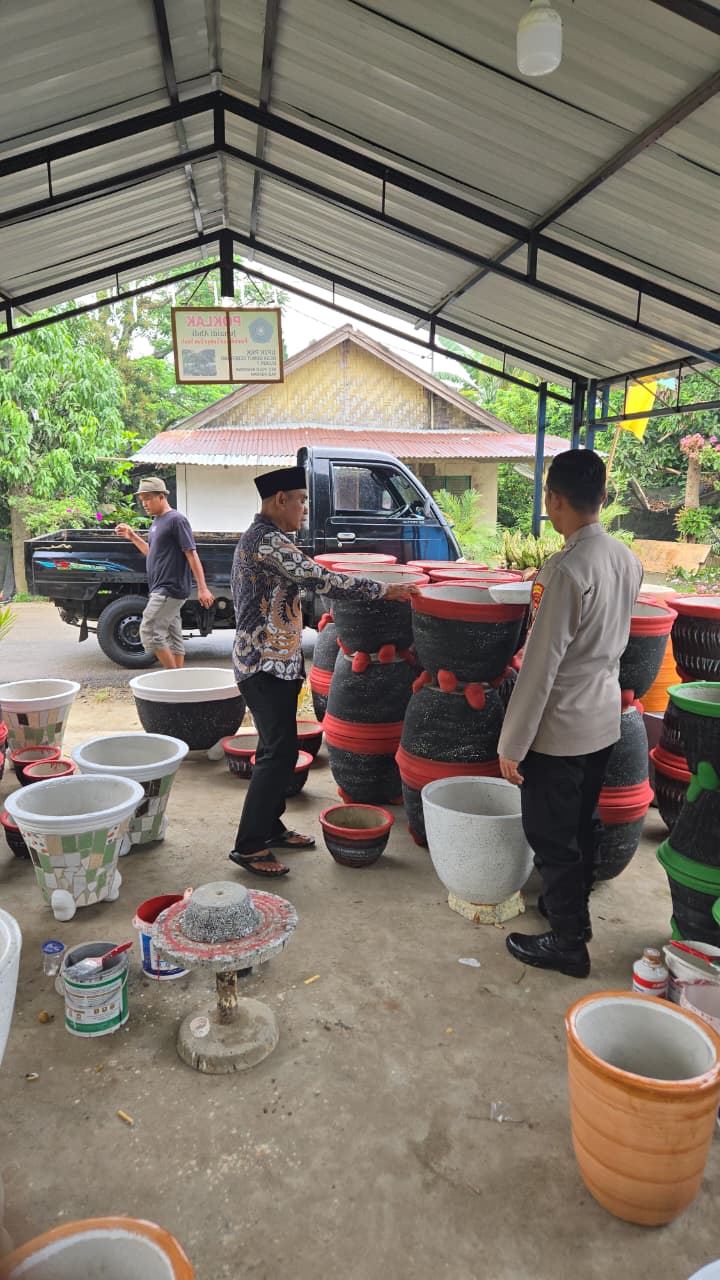 Kapolsek Kota Kisaran Sambangi Taman Baca dan Pengerajin Pot Bunga di Desa Bunut Seberang