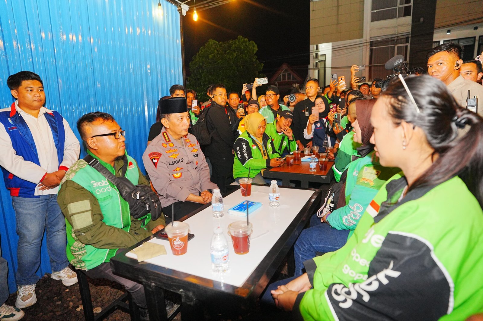 Momen Kapolri Interaksi-Serap Aspirasi Ojol di Kedai Ado Presisi