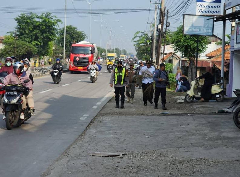 Personel Polsek Pusakanagara Laksanakan Penyisiran di Jembatan Sewo, Antisipasi Kecelakaan